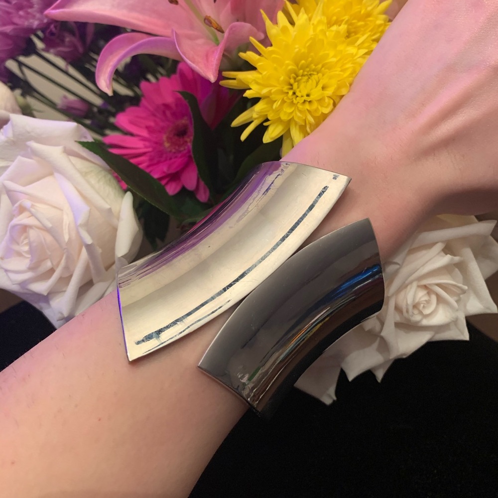 Asymmetric bracelet